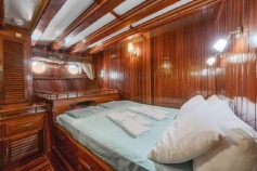 Thalassa cabin with double bed on Greece bike and boat tour